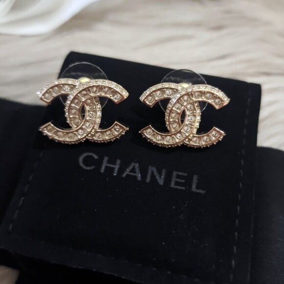 Gorgeous Authentic 2021 CHANEL Classic Stud Earrings - Picture 10 of 12